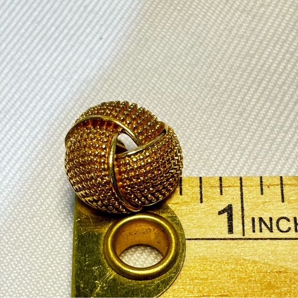 Vintage signed Avon textured gold tone love knot stud earrings - Picture 2 of 5